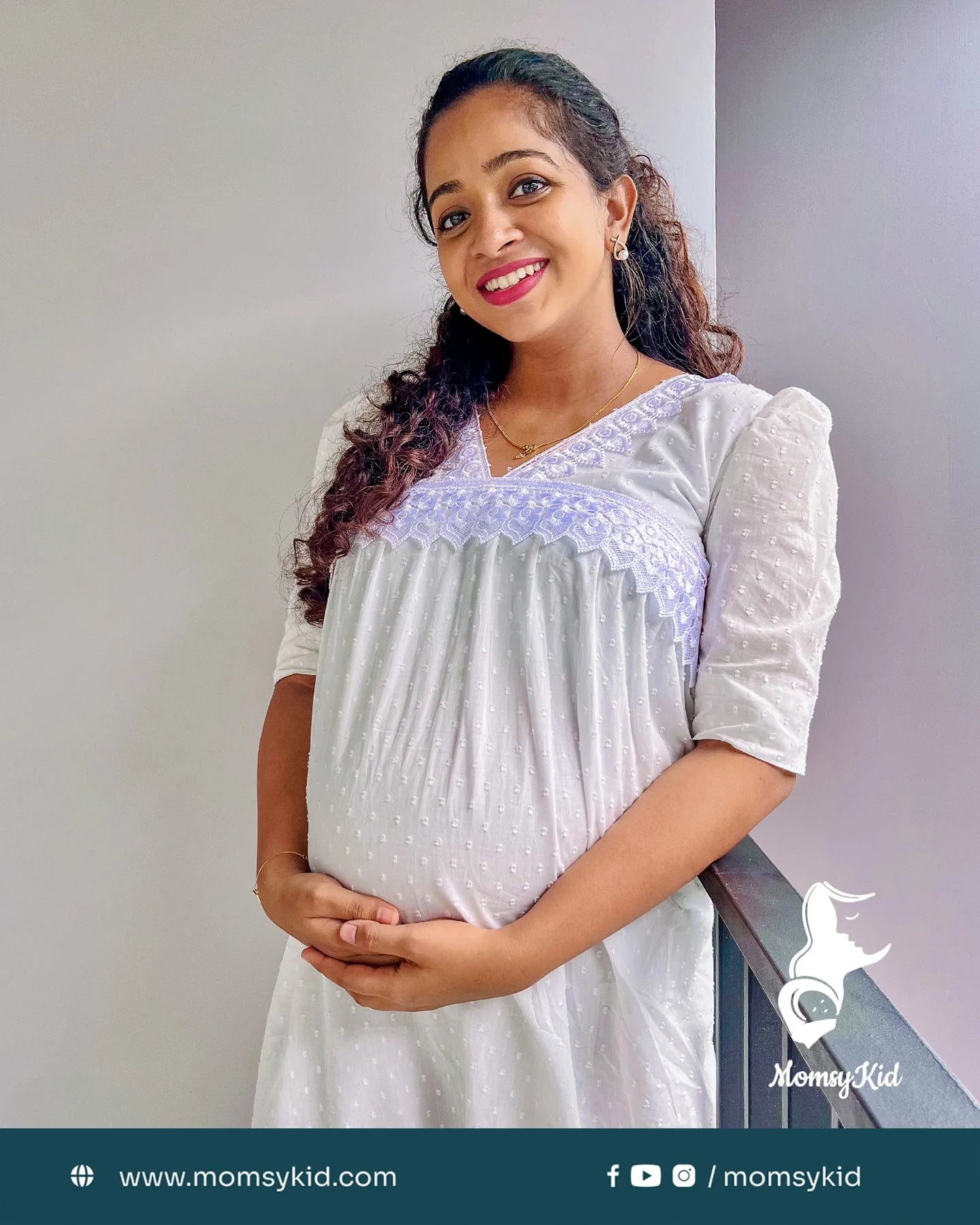 elegant-white-maternity-dress-with-concealed-zipper-for-nursing